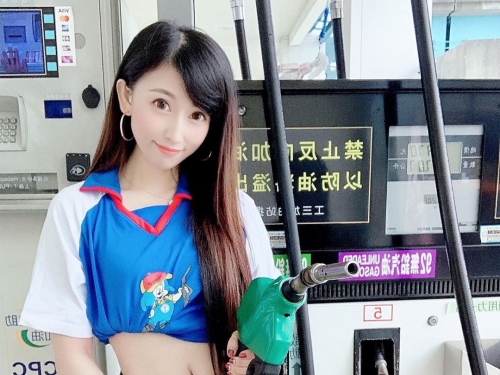 加油站發現「超可愛加油員」甜美外型讓人戀愛！下班後釋放「飽滿事業線」視角好犯規
