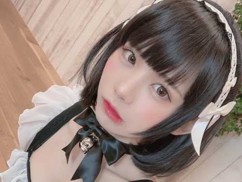 性感Coser「えなこ」心機戰服遮不住渾圓美臀　一轉身讓人噴鼻血！