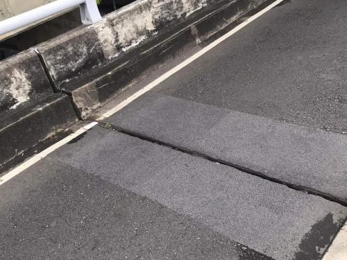 騎車手機噴飛 現場照千人找到脫窗 竟是偽裝在「這線上」