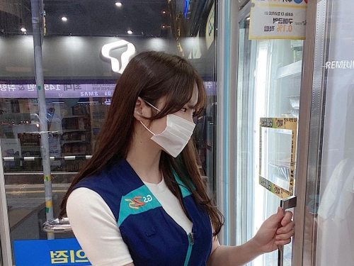 南韓「超商店員」IG裡滿滿爆乳照耍性感　網友：我要每天捧場