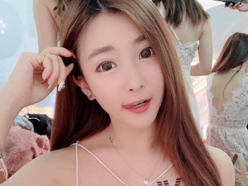 清新運動馬尾妹「Rebeca小花」路跑造型超性感　胸前負擔好大！