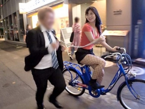 把上班族當狗遛「E奶SM女皇」真實身分竟是女大生　尾隨到房間意外發現新世界
