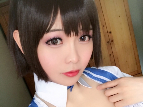 超狂coser！豐沛乳量不只「乳夾平板」還有「乳夾棒狀物」：真的是夾緊夾滿啊！