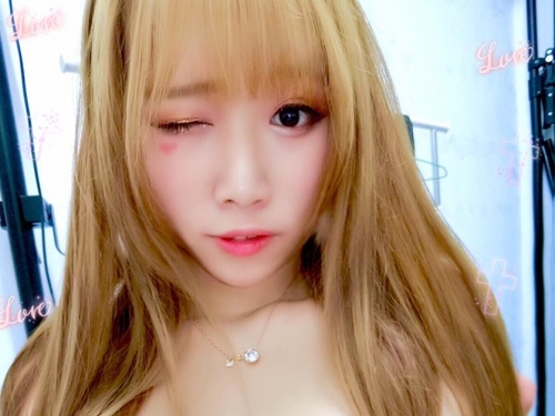 部隊起床囉！「軍裝巨乳妹」雙腿大開掀衣露乳：入伍前要先體檢阿～
