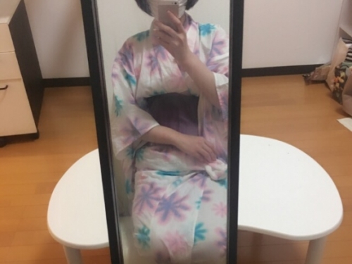 櫻花妹尺度都好大！在家換浴衣自拍，浴衣下什麼都沒有...白皙嫩乳一覽無遺