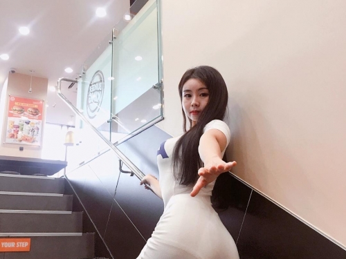 妹子小丁緊夾「歐美規格」渾圓翹臀超明顯！「三角地帶」若隱若現好神祕！