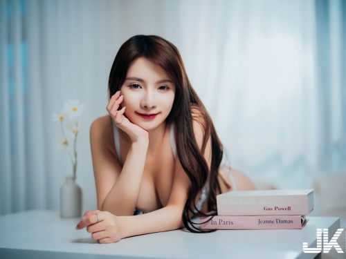 甜辣巨乳妹「丁丁」慵懶誘惑！「挺翹蜜桃臀+性感膝上襪」太犯規