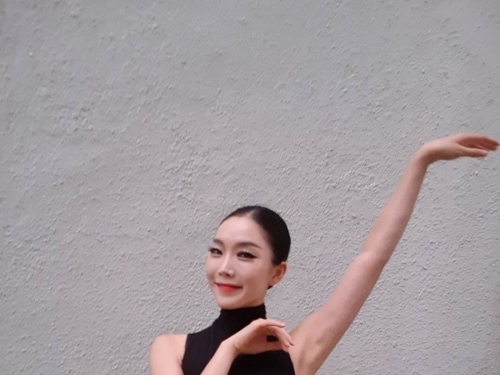 古典美女「甜美笑容」散發迷人氣質，舞衣飄起「性感曲線」完美乍現！