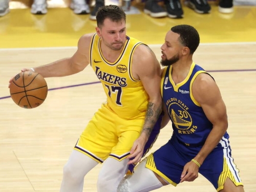 NBA開幕戰》詹皇缺陣、東契奇43分無用 巴特勒31分率勇士擊敗湖人