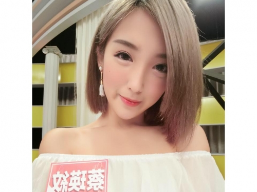 這樣的總統可以嗎！性感正妹「蔡瑛紋」撩衣大露南半球，巨乳真的可以聚人心！