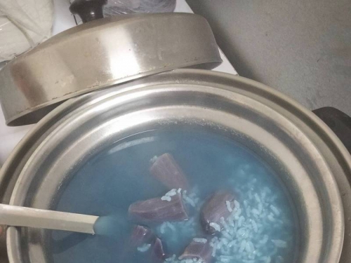 黑暗料理又加一！灰紫色塊狀物泡青藍色湯汁 網友：孟婆粥