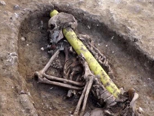 超倒楣！千年遺骨被天然氣管線「穿身過」網一看全炸鍋