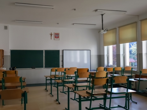 教室牆壁突「開大洞」4學生秒被吞 驚悚畫面曝