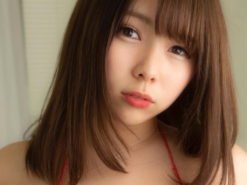 巨乳正妹得了一種「看到棒子一定要夾」的病！準備夾扁每一根！