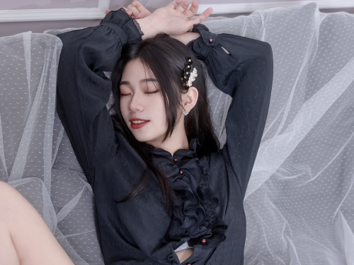 正妹業務員「Verna」修長美腿太撩人！用火辣胴體勾引客戶經理