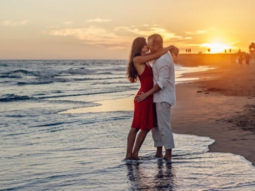 人類為何親吻？可追溯至 2,000 萬年前靈長類祖先