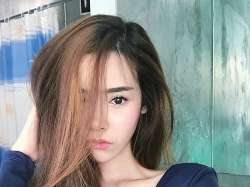 太養眼！妹子迎面走來「酥胸形狀」太過驚人，「上衣太緊」把長輩徹底出賣！