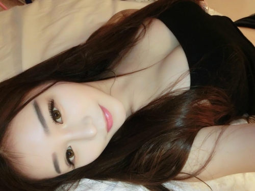 男友視角只看到兩顆「飽滿渾圓」！美乳正妹低頭喝湯　性感乳溝深不見底！