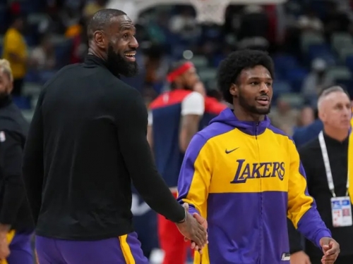 NBA》最強老爸！40歲詹皇空接隔扣3分打　Bronny雙手抱頭不敢置信