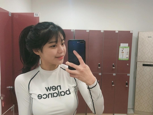 韓國少女「YUNJU」有著要把扣子撐爆的氣勢　白襯衫快擋不住乳量