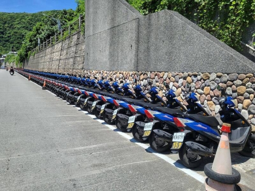 數十輛同款機車排列超整齊 網友：綠島有強迫症的機車業者