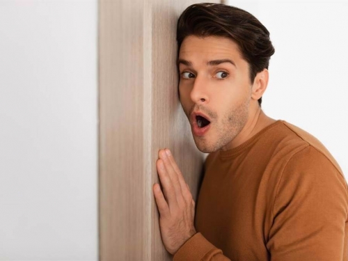 隔壁頻傳啪啪聲 男友衝浴室做這事她開門嚇傻 他羞喊：不能輸