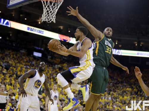 扯！高貝爾被柯神晃得嫑嫑的 原地轉兩圈失去重心還是沒守到