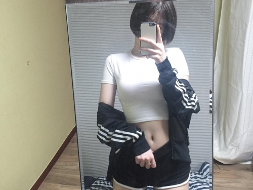 正妹「超短上衣」春光外露…「渾圓嫩乳」快爆出！曲線美到讓人直呼太不科學