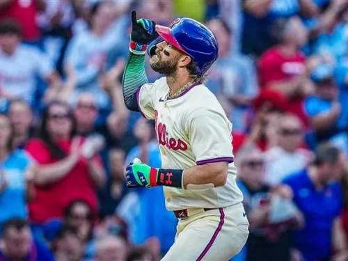 MLB》連30場未開轟比賈吉還慘 哈波連2打席炸裂！單場雙轟追平8月HR數