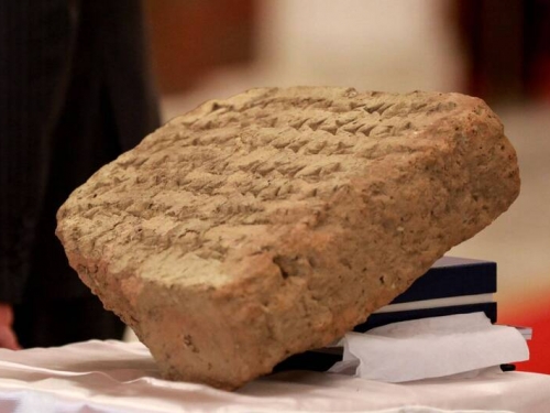 巴比倫泥板上有三角形面積作業 學生錯誤答案保留近4000年