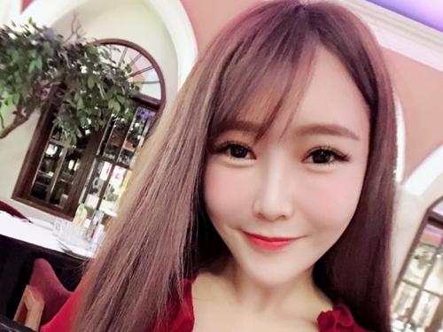 要融化了！台中妹子「Elvira」好熱情，甜甜微笑就要把魂勾走，沒想到身材也是那麼火辣！