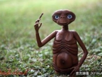 驚！美70歲畫家稱8歲時被女外星人奪走童貞