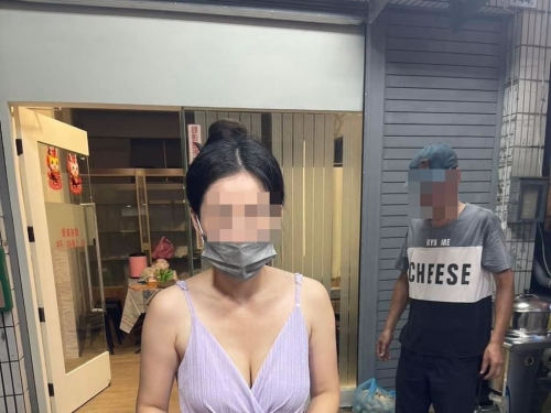 火辣闆娘炸出事業線烤玉米 男喊「我安靜等了半小時」