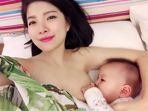 地方媽媽好逼人！巨乳好身材「親餵自拍」，哺乳視角讓人忍不住想要大口吸....