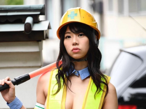 「乳牛系正妹」改行當工頭　在工事現場太熱只好穿成這樣了