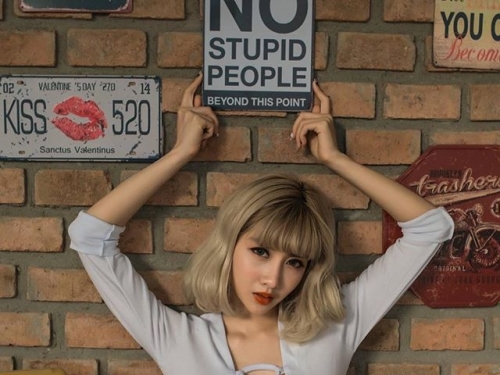 豪滿好大！白皙嫩乳正妹長輩大到「衣服包不住」兇猛兩球蹦出新滋味！