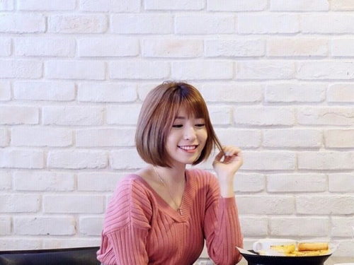 清新短髮正妹「MikoWong」，高氣質感鄰家女孩，讓人想捧在手心上保護啊！