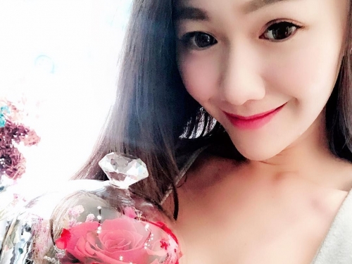 花店「正妹老闆娘」太火辣！比基尼大秀飽滿爆乳　渾圓奶球太強大！