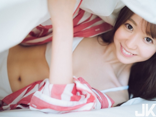 清新櫻花妹透明感滿分　超強「男友視角」滾床照讓人戀愛了！