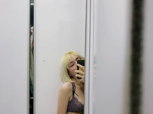 超暗黑「女攝影師」！除了愛拍別人也超愛「自摸」自拍，單手撐乳銷魂畫面讓人受不了...