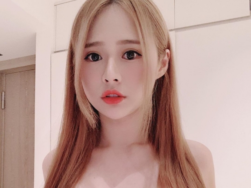 「愛老虎油」加滿！正妹客串加油站「爆乳工讀生」　火辣服務真周到