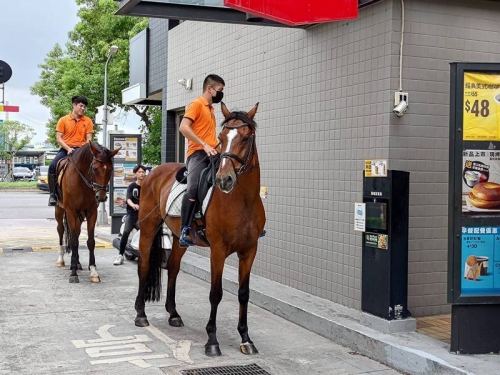 穿越時空！麥當勞得來速驚見「古代型車種」
