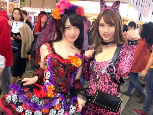 萬聖節大玩「變裝群交趴」4P超過癮　爆乳女巫不敵「雙頭龍吸奶」嬌喊：會壞掉啦