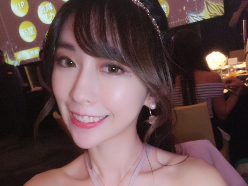 氣質直播主開胸泳裝「大爆美乳」！白嫩飽滿奶球出來透氣兼見客！