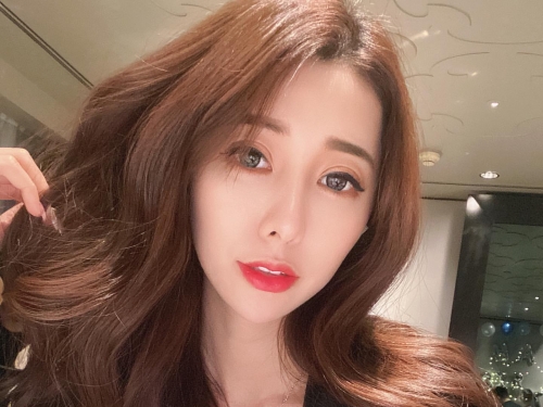 昨晚裸睡？「甜心DJ Ivy」慵懶起床畫面讓人想撲倒　喝奶補奶準備開戰