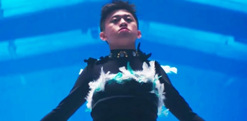 兼差當選手？Rich Brian推出全新MV秀高超溜冰技巧 網狂讚：你應該去參加奧運！