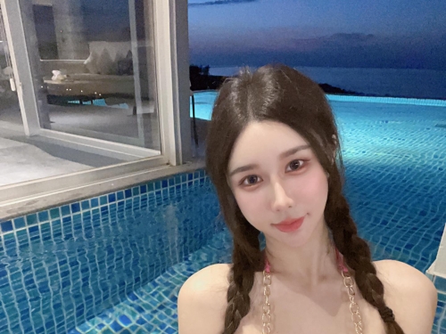 完美女神「夢夢」化身性感櫥窗女郎！蕾絲馬甲爆出「E級雪乳」！