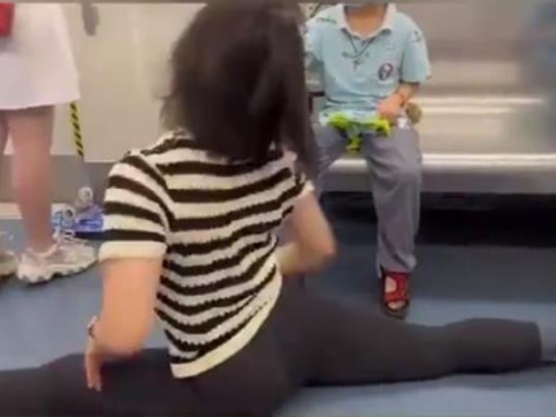 緊身褲辣妹車廂內限制級狂舞 近距離誘惑 男童害怕極了