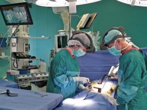 AR 手術導航系統 Augmedics 獲 FDA 批準，外科醫生可以有「透視力」了