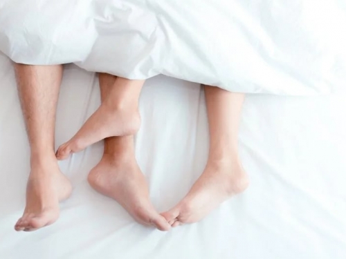 妻產後休養！人夫禁慾5個月出軌岳父 難抵誘惑陷不倫性關係